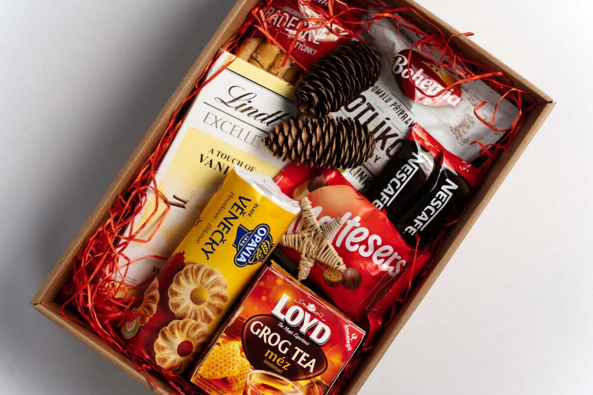 Darčekový balíček 10 obsahuje Bohemia kotlíkové 150g bylinky, Excellence vanilla 100g Lindt, Zlaté venčeky 150g, Maltesers 37g, Bohemia Hradecké tyčinky 100g...