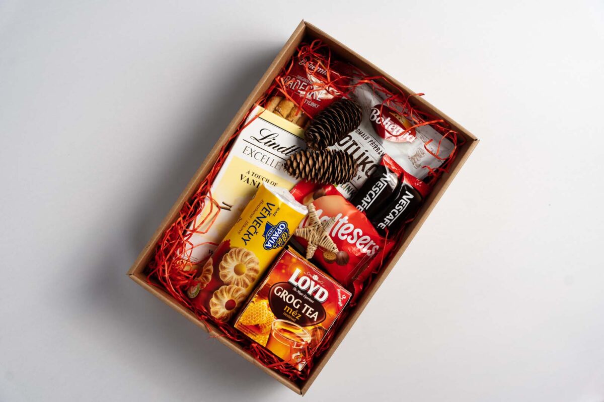 Darčekový balíček 10 obsahuje Bohemia kotlíkové 150g bylinky, Excellence vanilla 100g Lindt, Zlaté venčeky 150g, Maltesers 37g, Bohemia Hradecké tyčinky 100g...