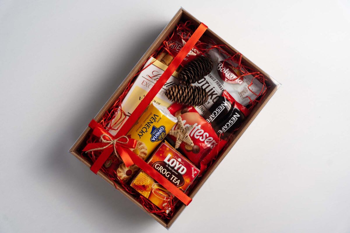 Darčekový balíček 10 obsahuje Bohemia kotlíkové 150g bylinky, Excellence vanilla 100g Lindt, Zlaté venčeky 150g, Maltesers 37g, Bohemia Hradecké tyčinky 100g...