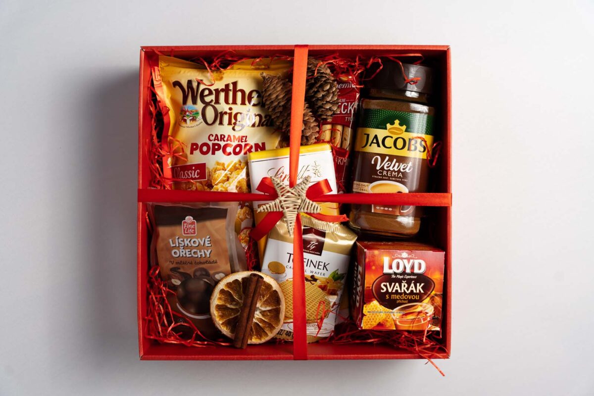 Darčekový balíček 16 obsahuje FineLife lieskové oriešky v ml. čokoláde 300g, Lindt Les grandes white almond 150g, Jacobs Velvet Crema200g, Tofínek wafle karamel 40g, Werthers original 140g Caramel popcorn ...