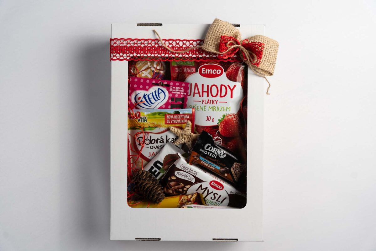 Darčekový balíček 8 obsahuje Emco mrazom sušené jahody 30g, Fitella muesli cranberry 50g, BonaVita Dobrá kaša 50g jahoda, Raw paleo KAKAO 50g, BeBe DR. Tyčinka 50g brusnica, oriešky, Nestlé Delice 22,5g čokoláda, Corny protein čokoládová tyčinka ...