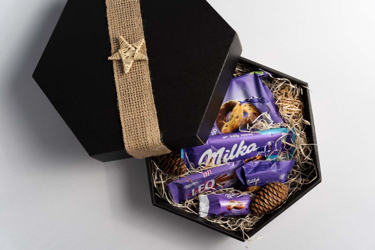 Darčekový balíček 6 obsahuje Milka cookie loop 132g, Milka bubbly milk 90g, Milka choco grains 42g, Milka choco minis 37,5g, Milka Leo 33g, Ozdobná výplň.