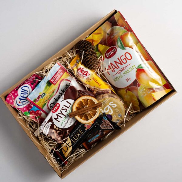 Darčekový balíček 9 obsahuje Emco mrazom sušené mango 30g, Nutrend DeLuxe 60g panna cotta, Figy sušené 200g, Fitella muesli cranberry 50g, Corny protein čokoládová tyčinka, Emco sušienky polomáčané 60g, BonaVita Dobrá kaša 50g jahoda...