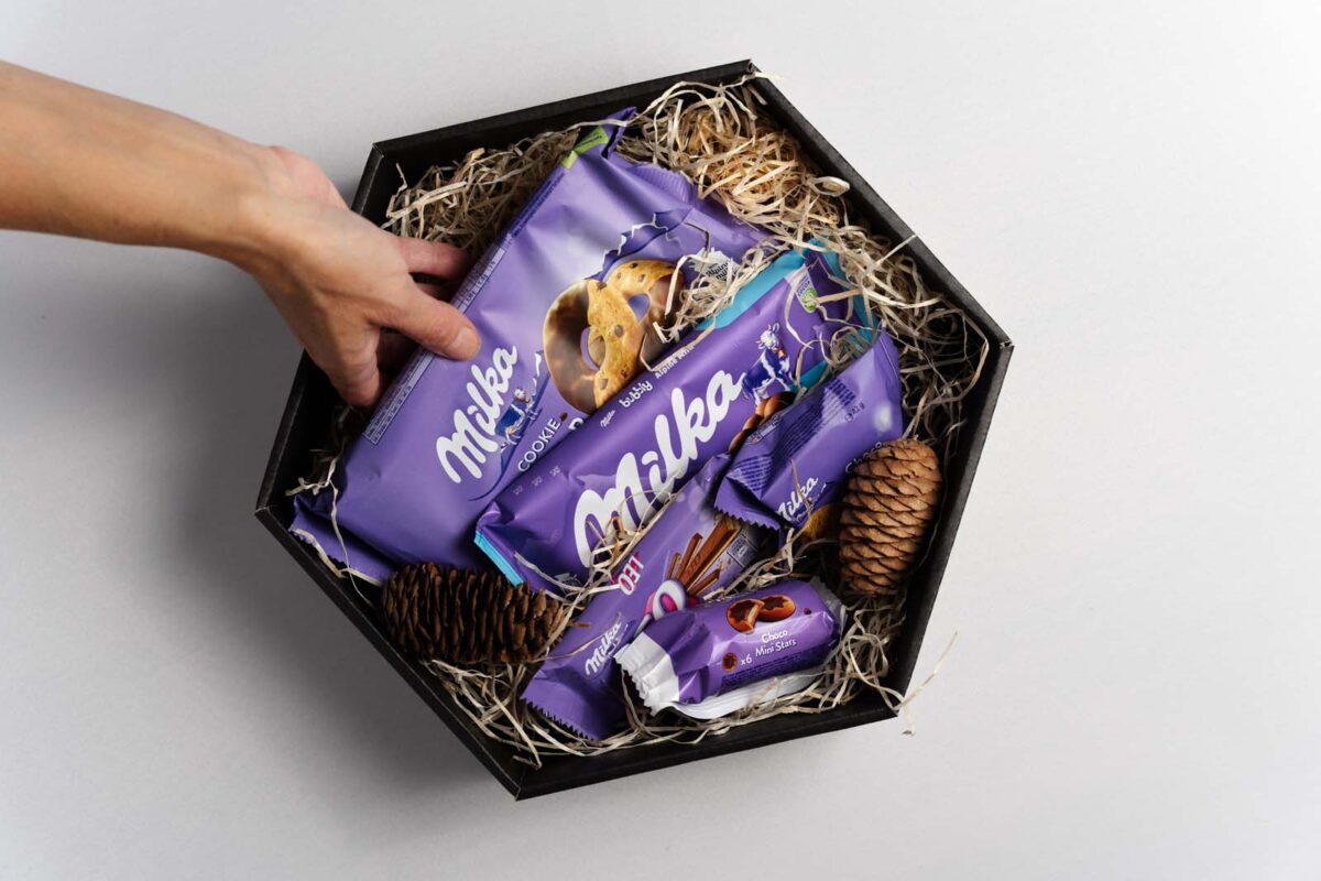 Darčekový balíček 6 obsahuje Milka cookie loop 132g, Milka bubbly milk 90g, Milka choco grains 42g, Milka choco minis 37,5g, Milka Leo 33g, Ozdobná výplň.