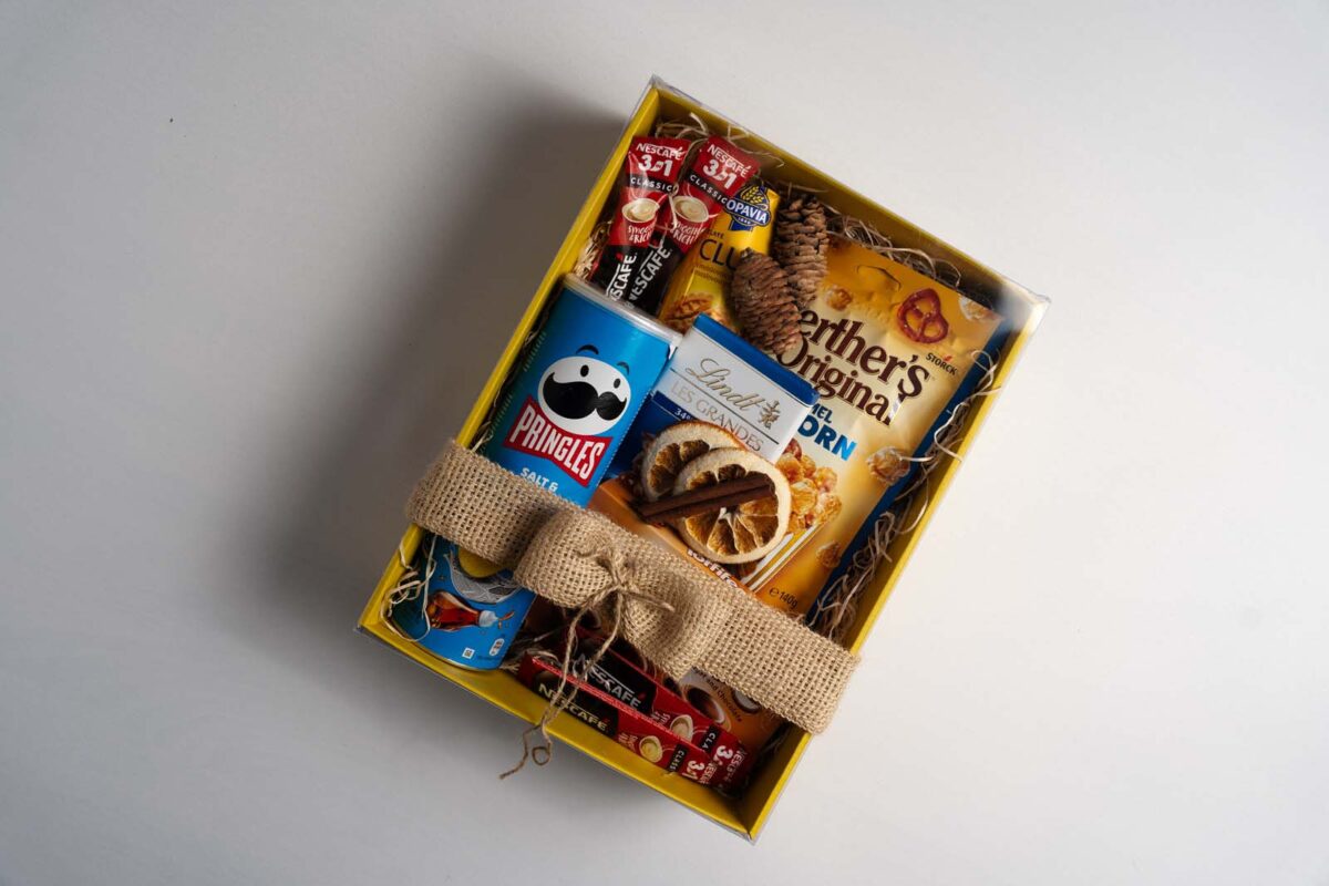 Darčekový balíček 13 obsahuje Werthers original 140g Caramel popcorn, Lindt Les grandes 150g hazelnut, ml. čok., Toffifee 125g, Pringles 165g ocot a soľ, Club maslové sušienky 140g ...