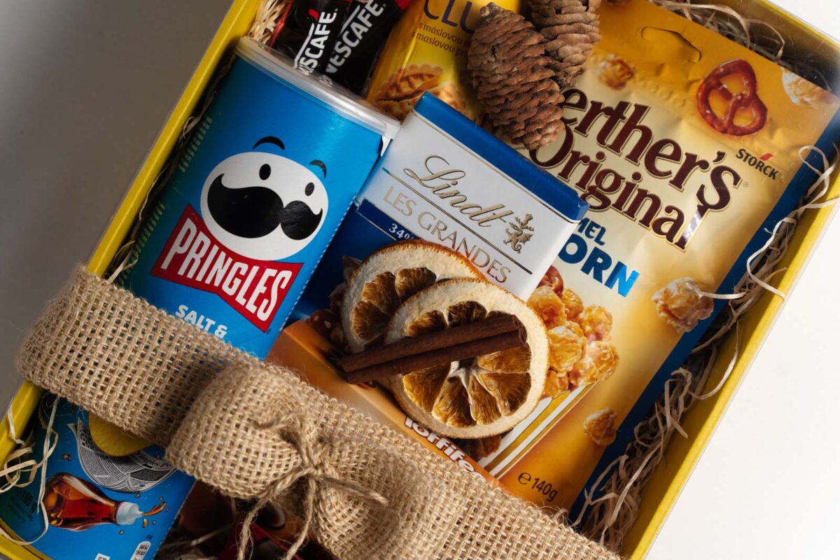 Darčekový balíček 13 obsahuje Werthers original 140g Caramel popcorn, Lindt Les grandes 150g hazelnut, ml. čok., Toffifee 125g, Pringles 165g ocot a soľ, Club maslové sušienky 140g ...