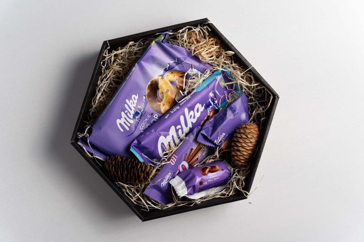 Darčekový balíček 6 obsahuje Milka cookie loop 132g, Milka bubbly milk 90g, Milka choco grains 42g, Milka choco minis 37,5g, Milka Leo 33g, Ozdobná výplň.