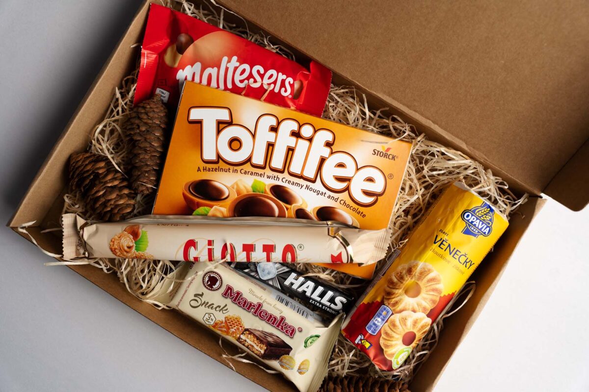 Darčekový balíček 5 obsahuje Giotto 38,7g, Marlenka snack medový 50g, Toffifee 125g, Zlaté venčeky 150g, Maltesers 37g, Halls 33,5g extra strong, Ozdobná výplň ...