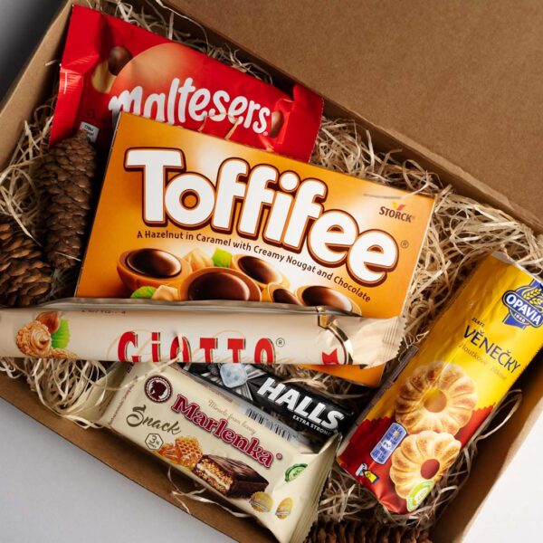 Darčekový balíček 5 obsahuje Giotto 38,7g, Marlenka snack medový 50g, Toffifee 125g, Zlaté venčeky 150g, Maltesers 37g, Halls 33,5g extra strong, Ozdobná výplň ...