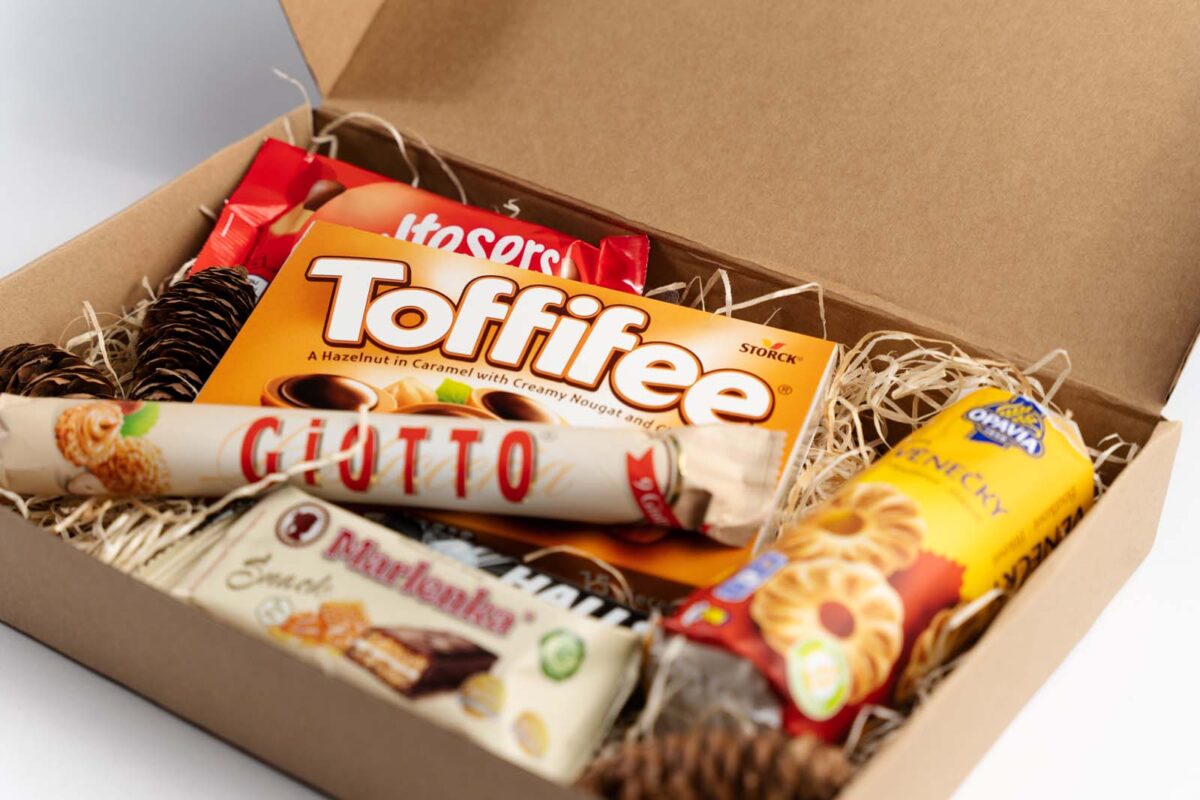 Darčekový balíček 5 obsahuje Giotto 38,7g, Marlenka snack medový 50g, Toffifee 125g, Zlaté venčeky 150g, Maltesers 37g, Halls 33,5g extra strong, Ozdobná výplň ...