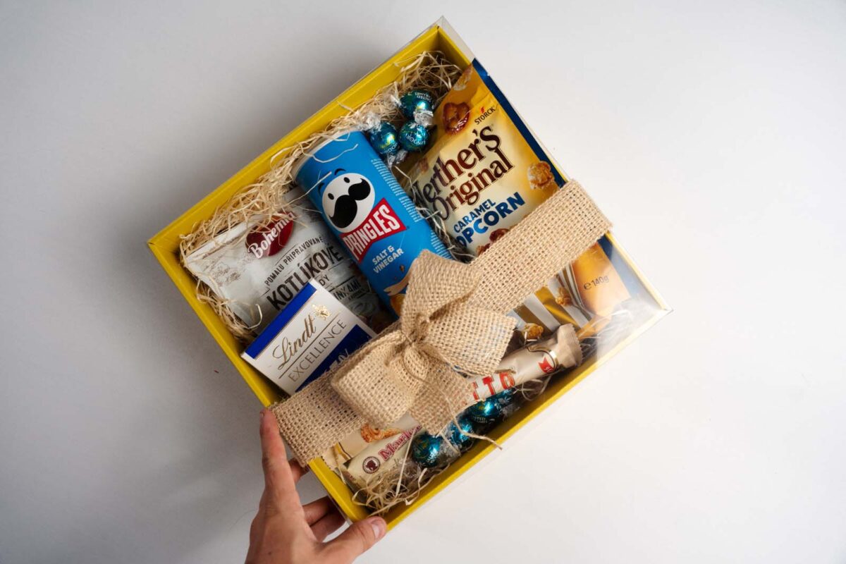 Darčekový balíček 14 obsahuje Werthers original 140g Caramel popcorn, Lindt excellence 100g ml. 65%, Pringles 165g ocot a soľ, Bohemia kotlíkové 150g bylinky, Marlenka snack medový 50g, Giotto 38,7g, Lindt gule 7ks
