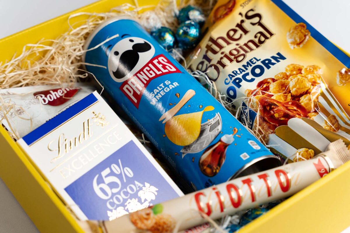 Darčekový balíček 14 obsahuje Werthers original 140g Caramel popcorn, Lindt excellence 100g ml. 65%, Pringles 165g ocot a soľ, Bohemia kotlíkové 150g bylinky, Marlenka snack medový 50g, Giotto 38,7g, Lindt gule 7ks