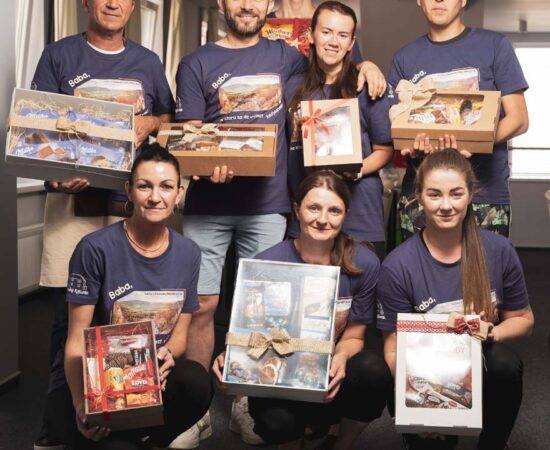 Keď sme pred 11 rokmi vo FoodGifts začínali pripravovať mikulášske balíčky a darčeky k MDD, mali sme na mysli predovšetkým rozžiarené detské oči. Radosť tých najmenších je taká spontánna, že rozveselí všetkých naokolo. Čoskoro sme si však uvedomili, že kus radosti potrebujú aj tí starší. A čo môže byť lepším spôsobom ako ju urobiť, než darček venovaný zo srdca?