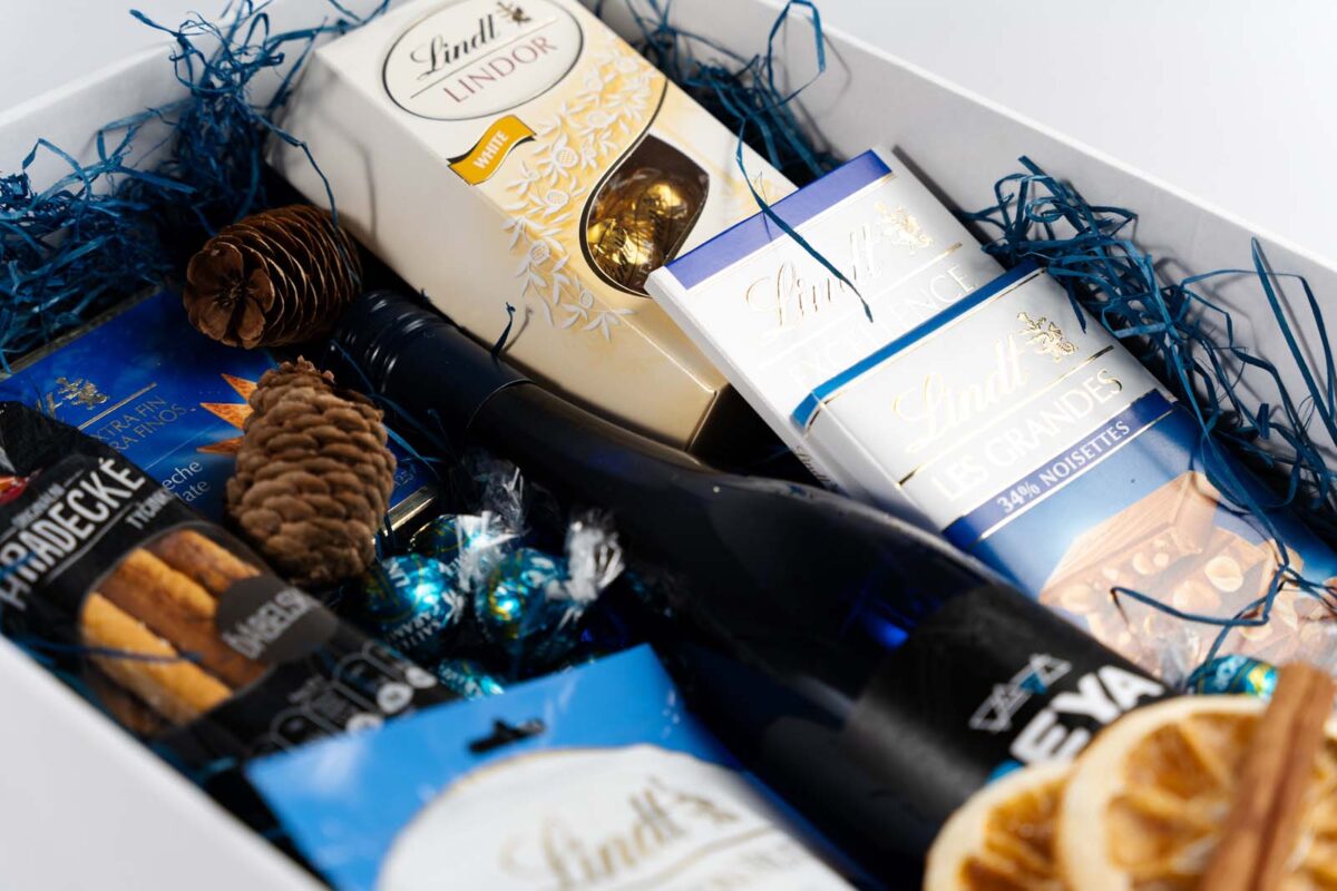 Darčekový balíček 20 obsahuje Lindt Thins Swiss 125g mliečna čokoláda, Lindt sensation, bor.+acai 150g, Lindt cornet white 200g, Lindt Les grandes 150g hazelnut, ml. čok.